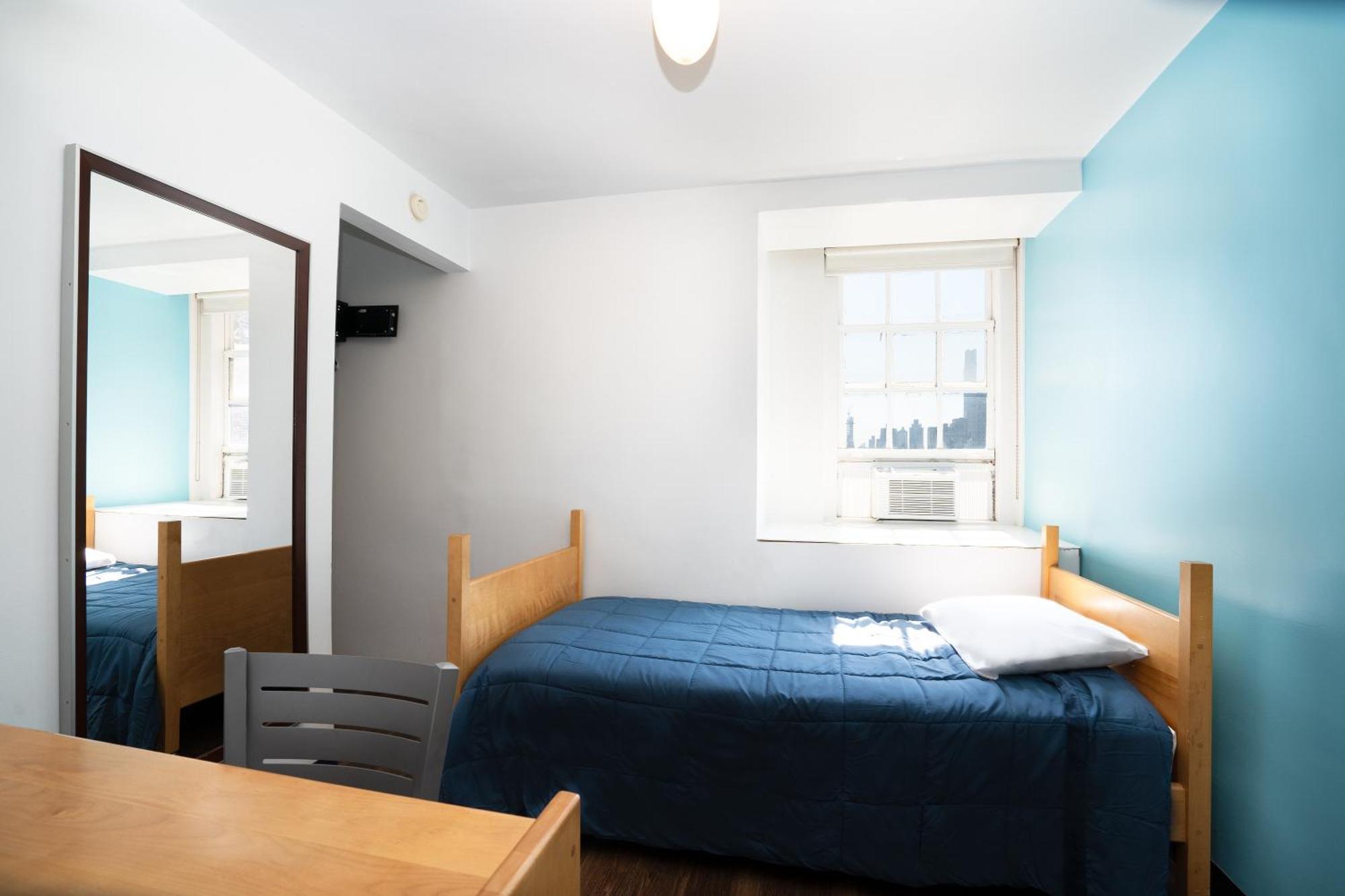 Private Deluxe Single Room with Park View and Semi-Private Bathroom,1518877765:JPEG